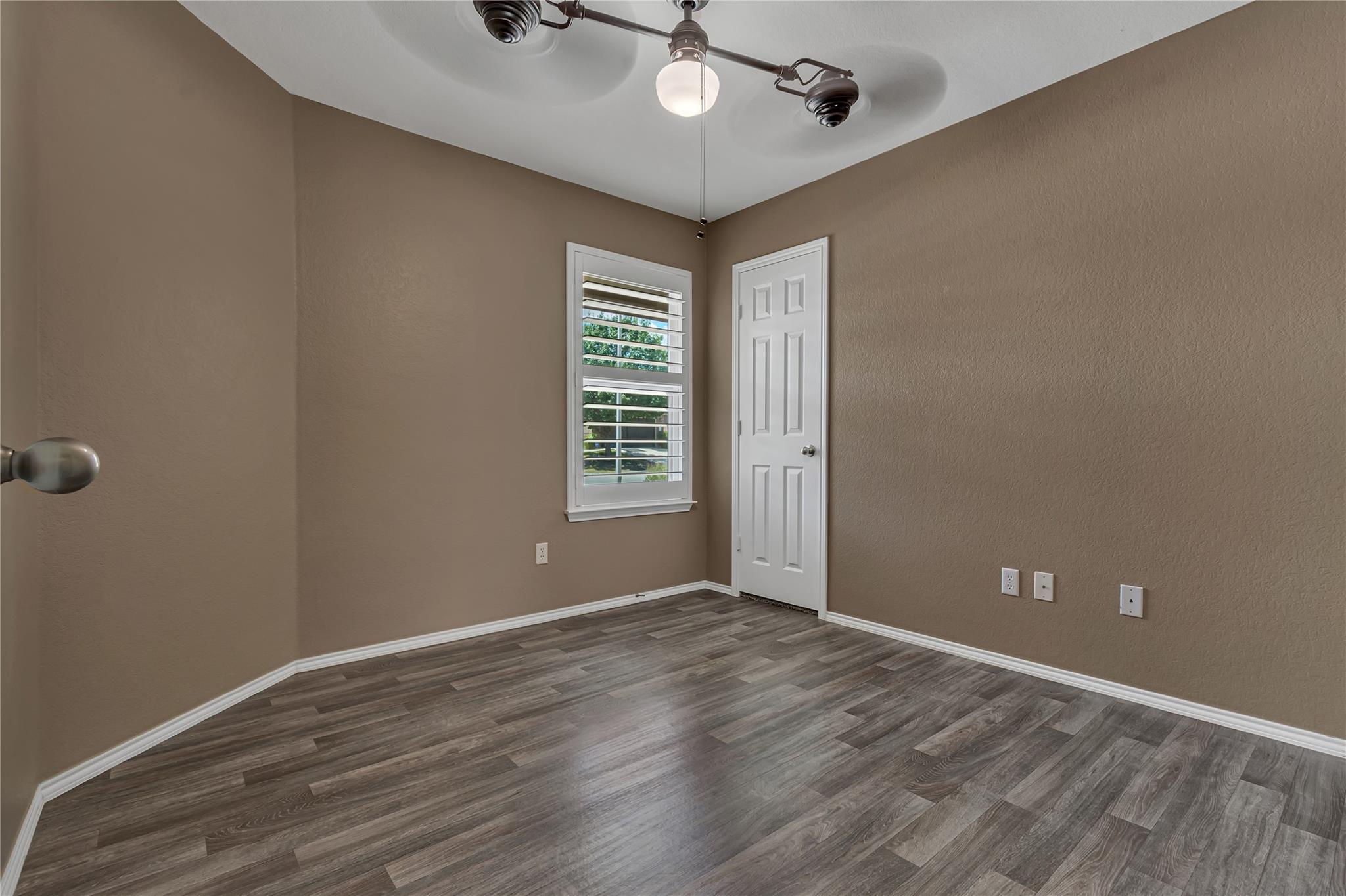 112 Willow Leaf LN