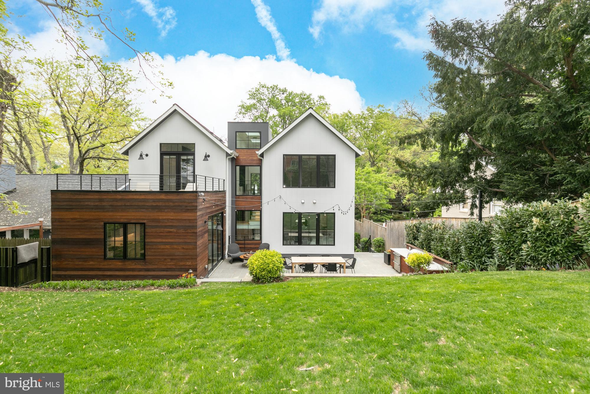 2905 Arizona Ave NW