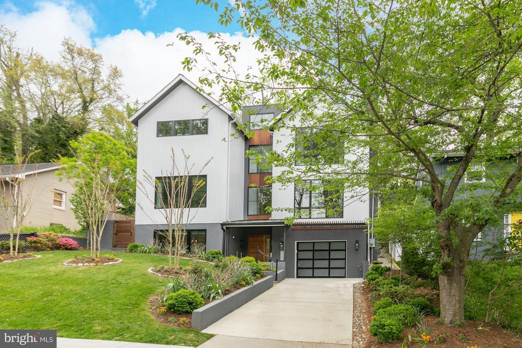 2905 Arizona Ave NW