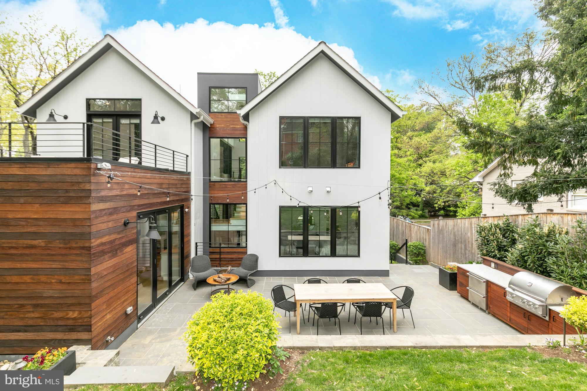 2905 Arizona Ave NW