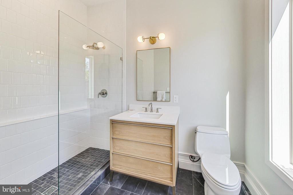 1710 Lawrence NE
