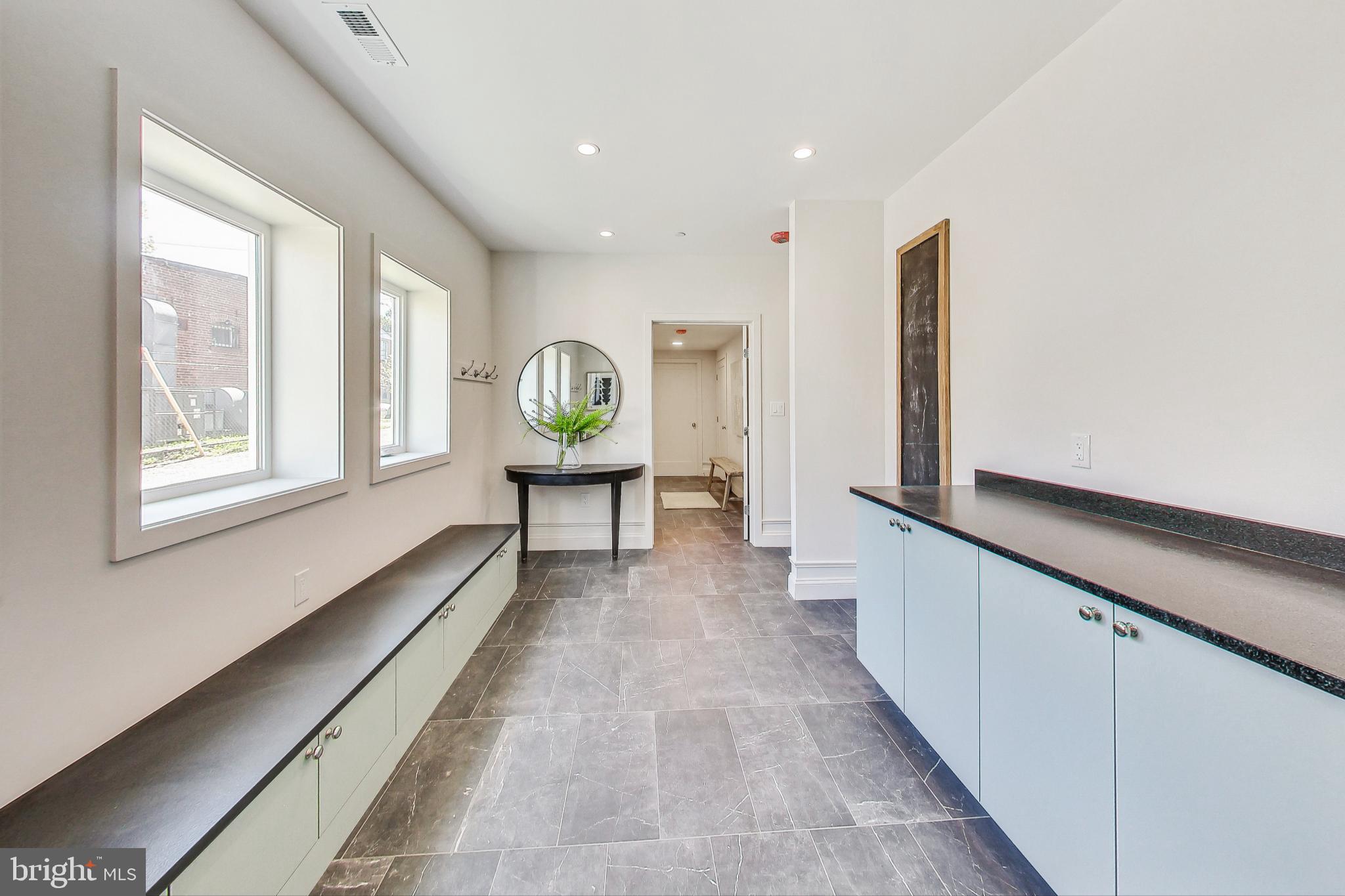 1710 Lawrence NE