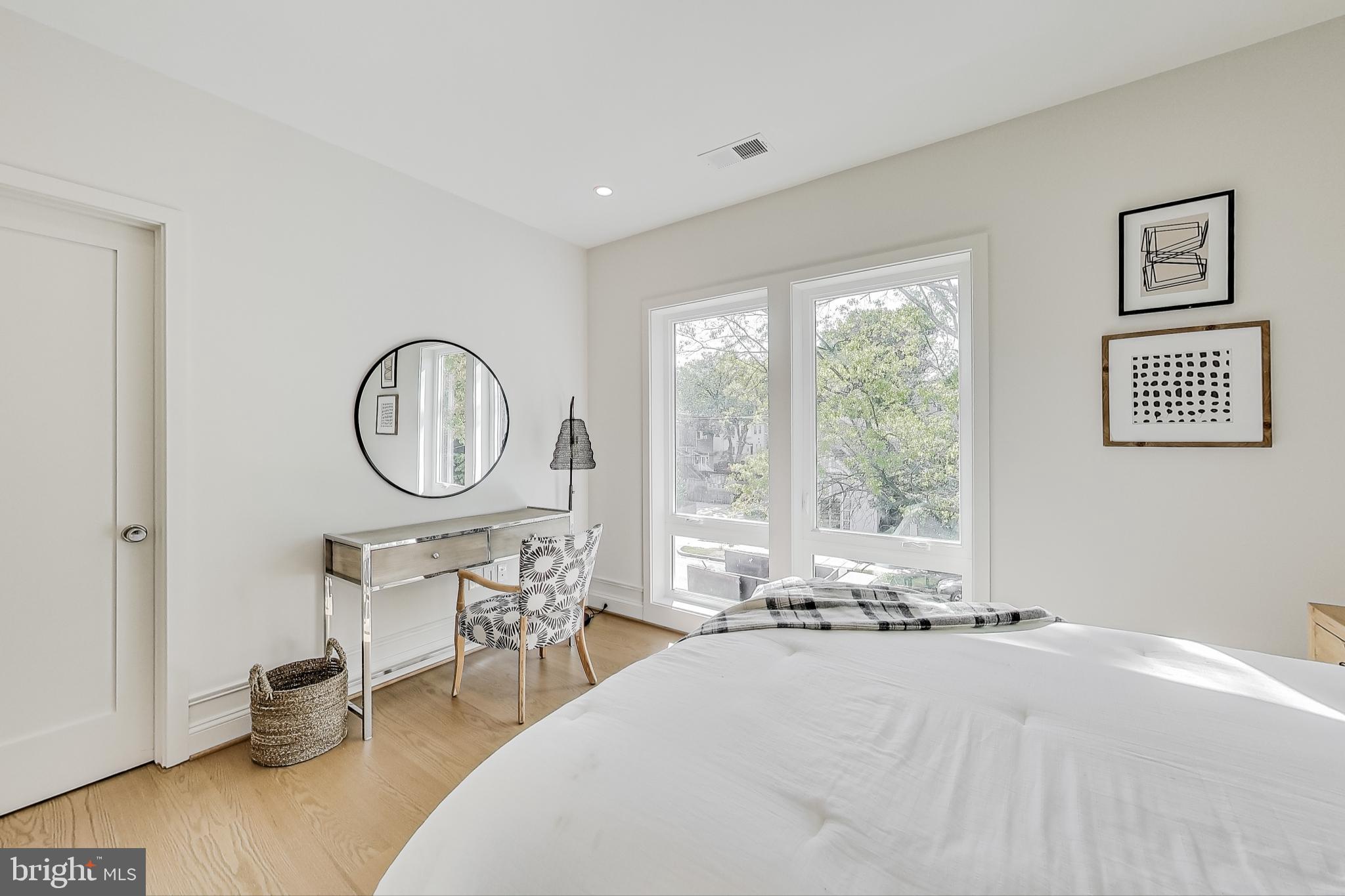 1710 Lawrence NE