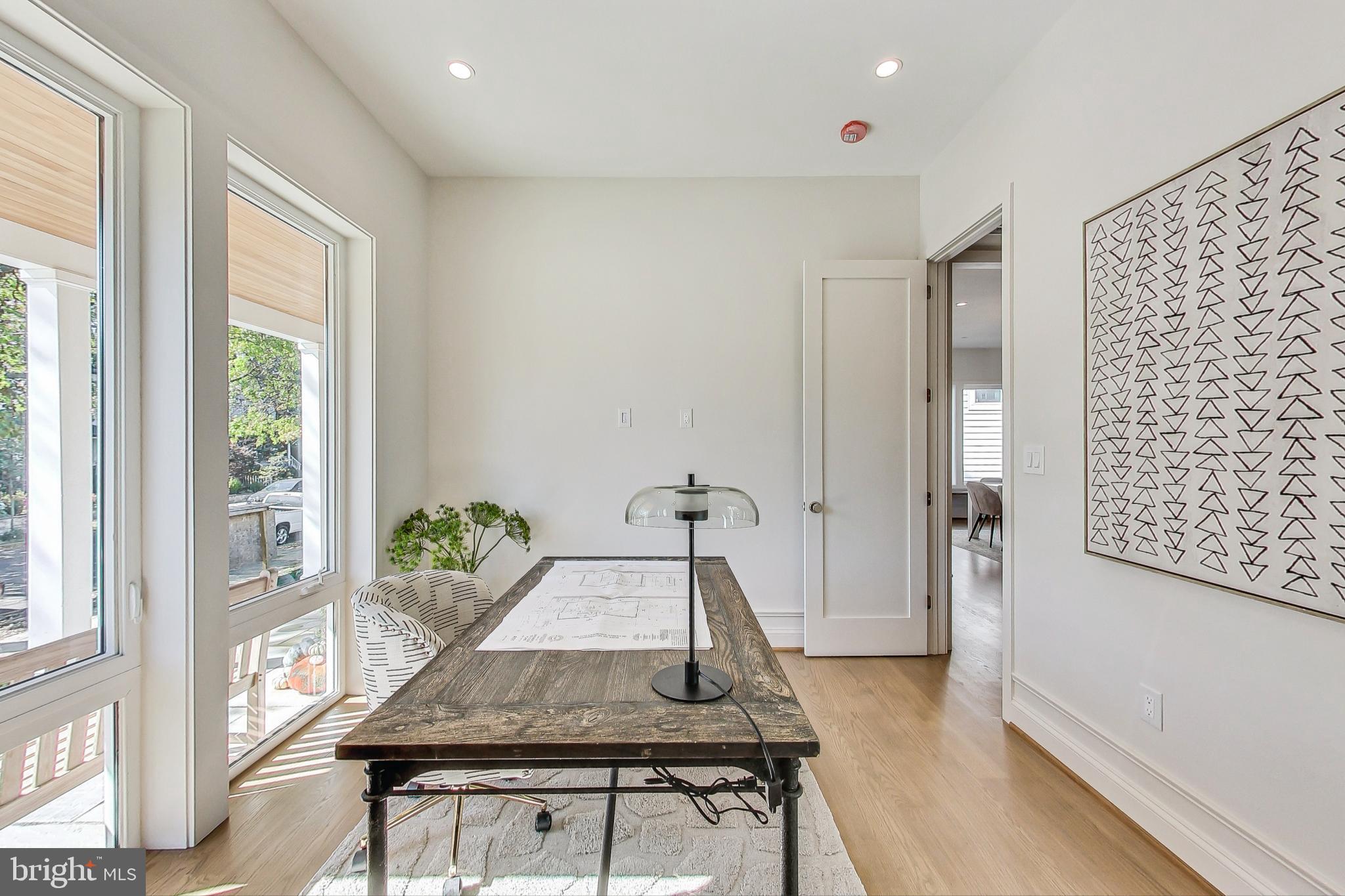 1710 Lawrence NE