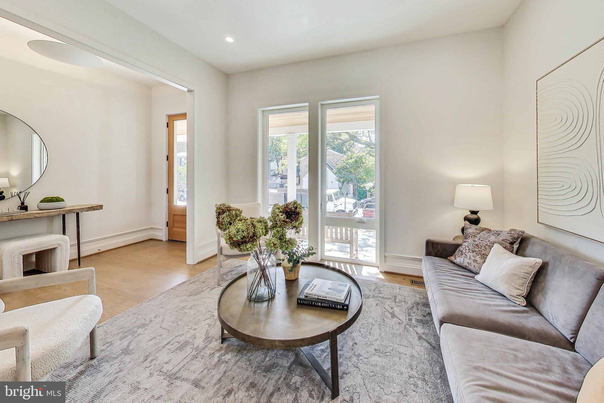 1710 Lawrence NE