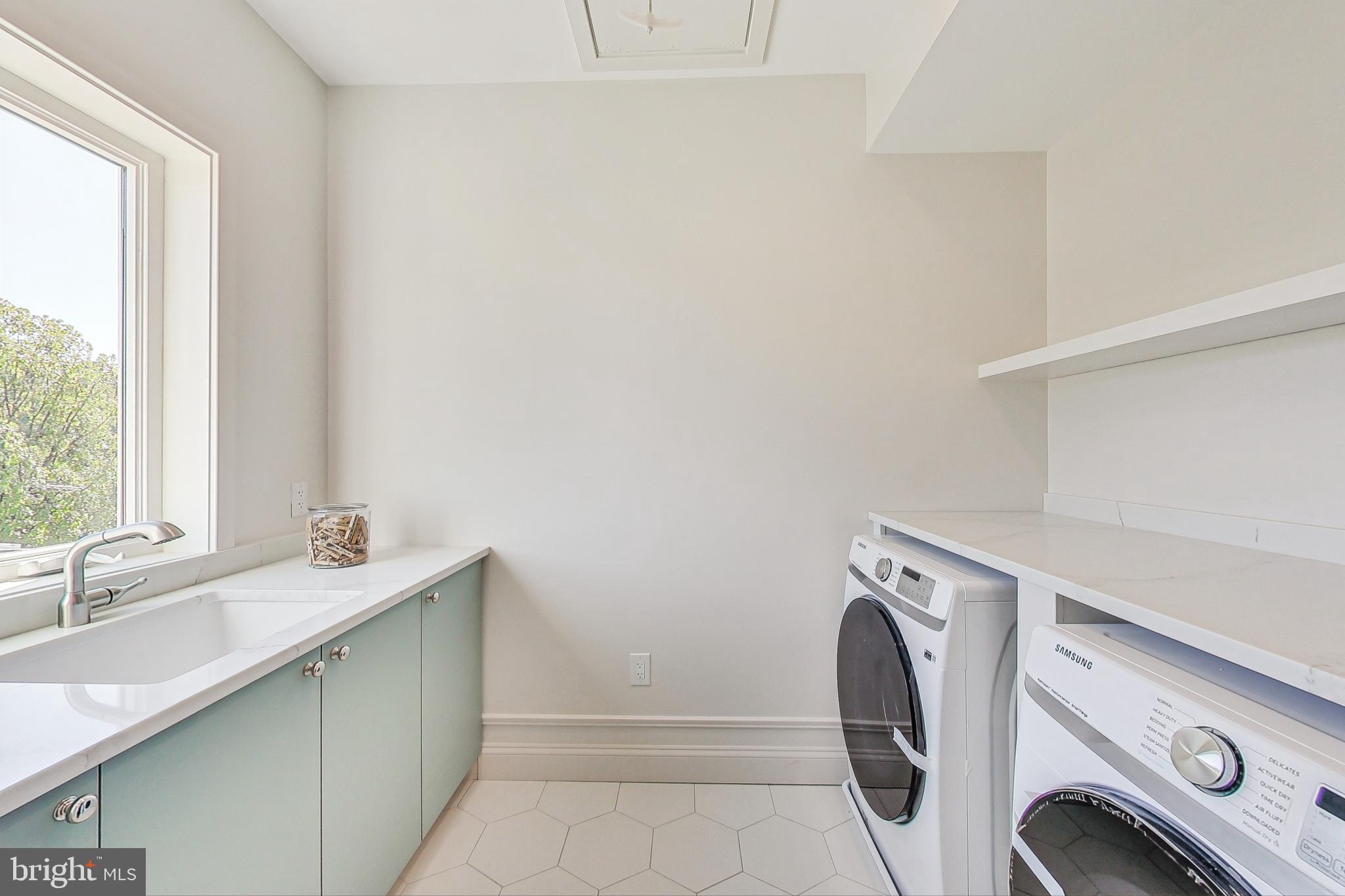 1710 Lawrence NE