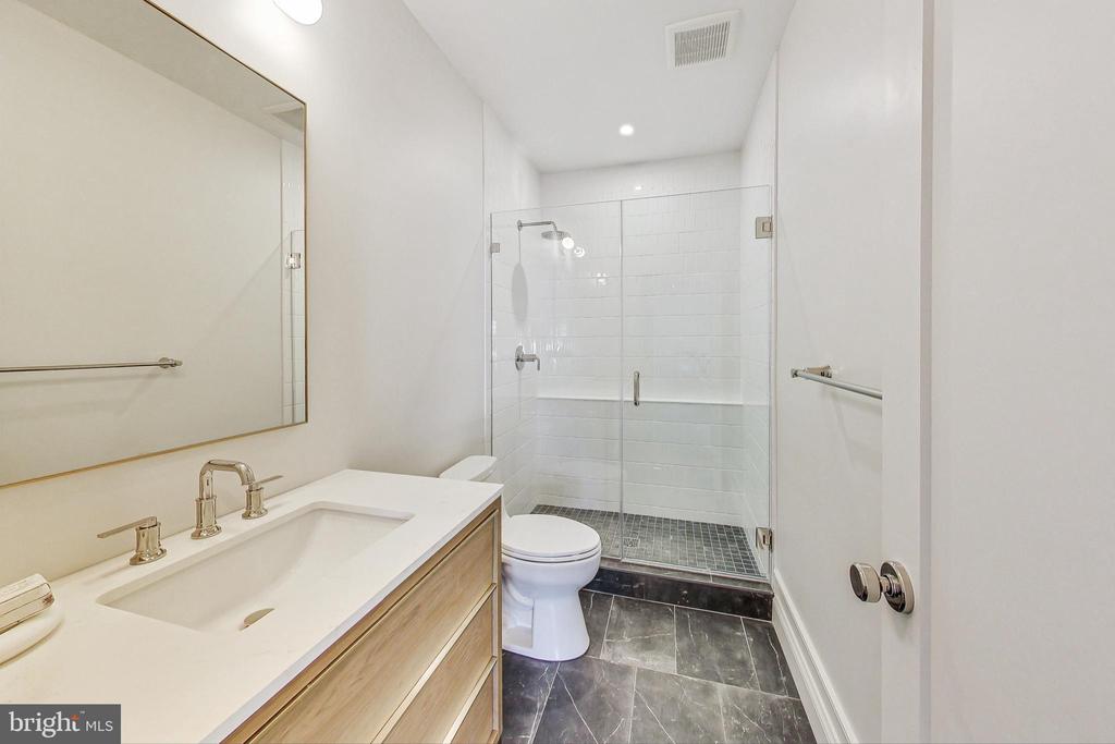 1710 Lawrence NE
