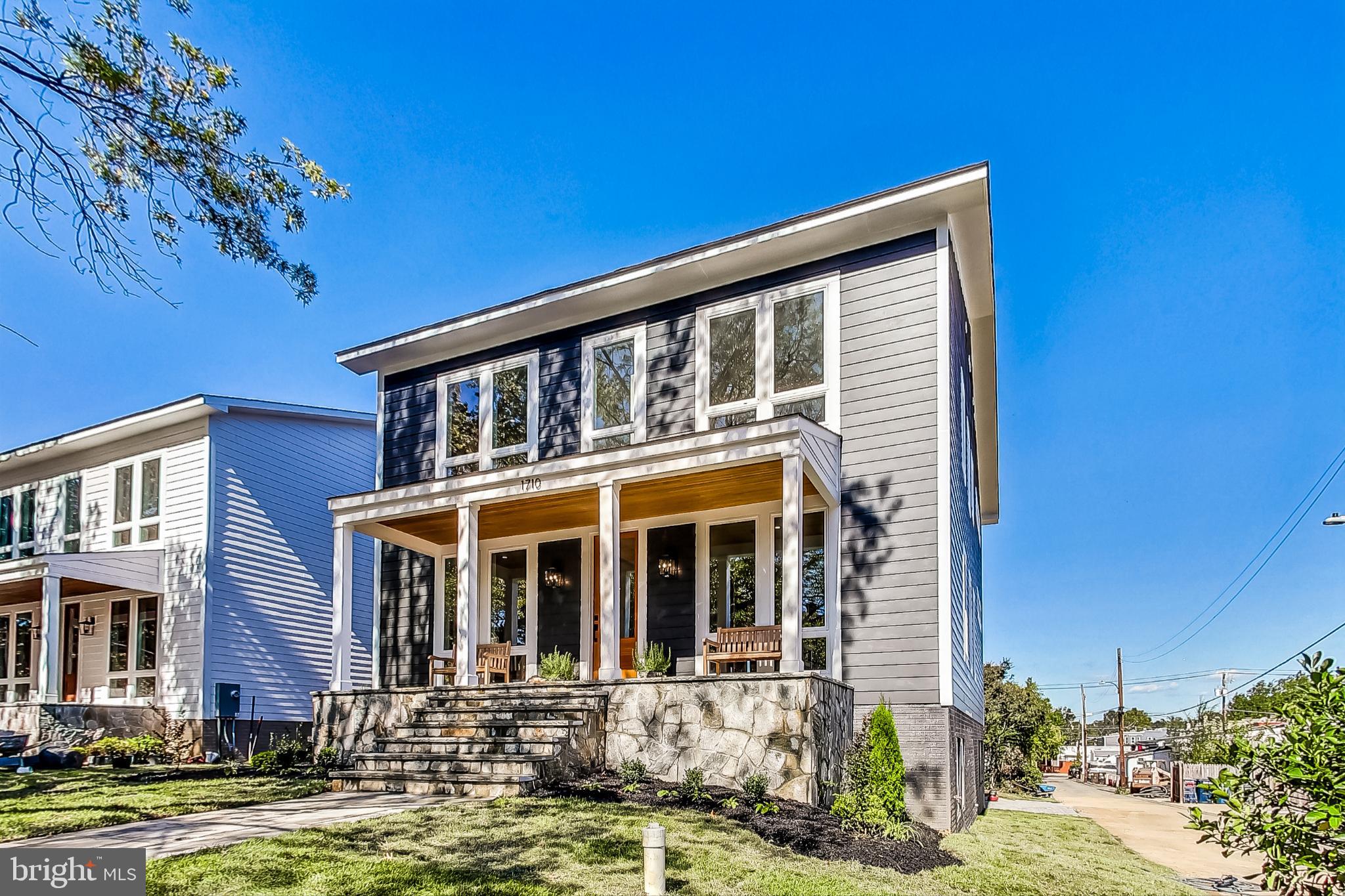 1710 Lawrence NE
