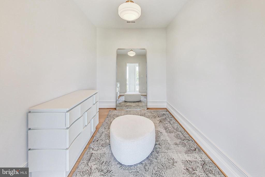 1710 Lawrence NE