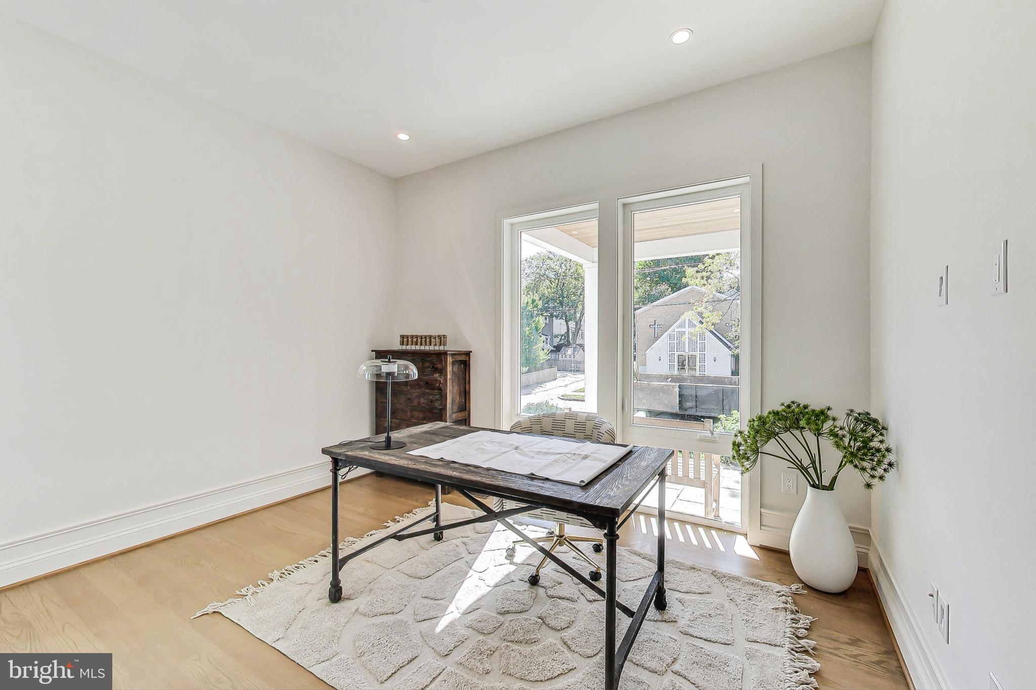 1710 Lawrence NE