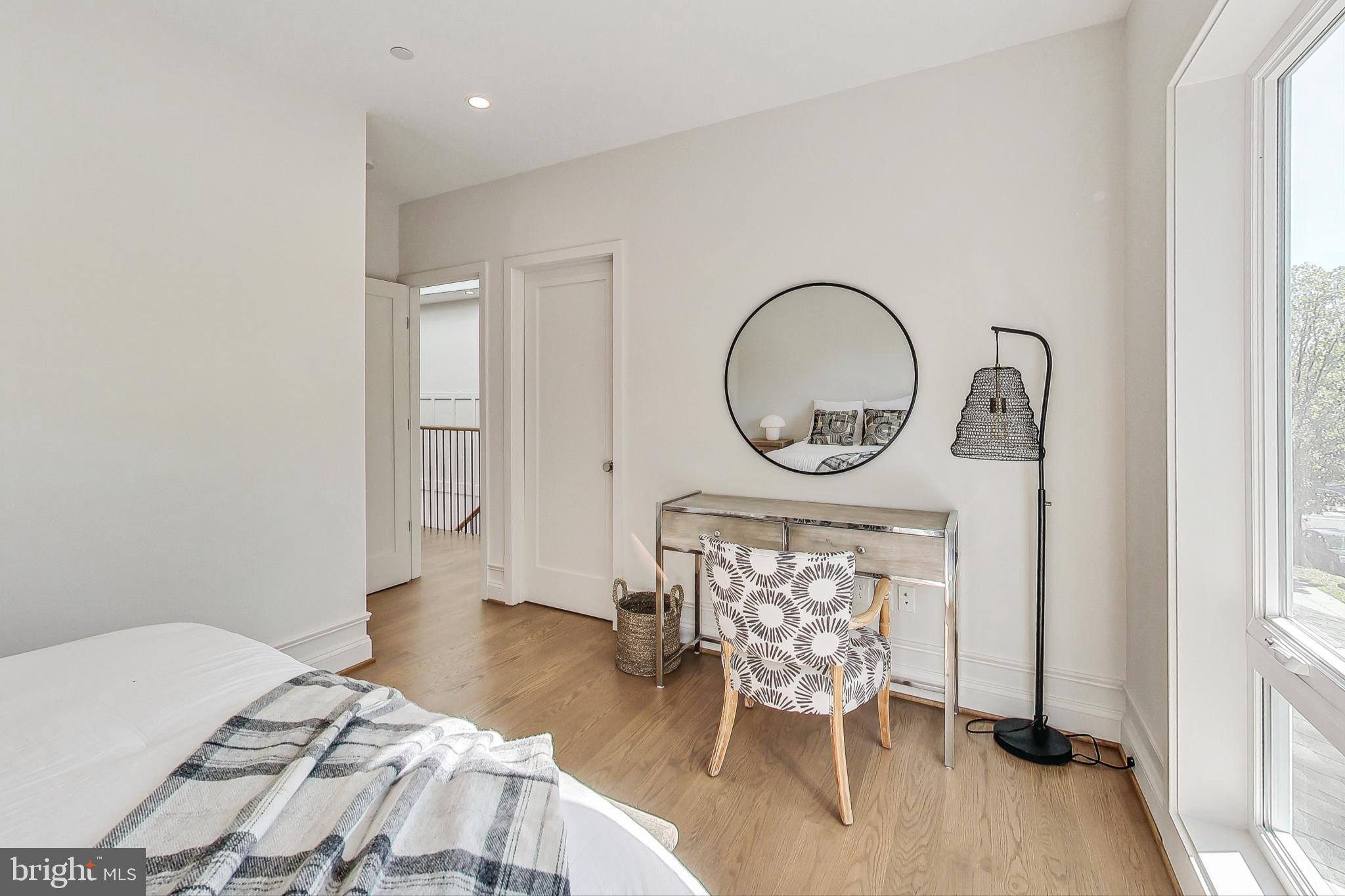 1710 Lawrence NE