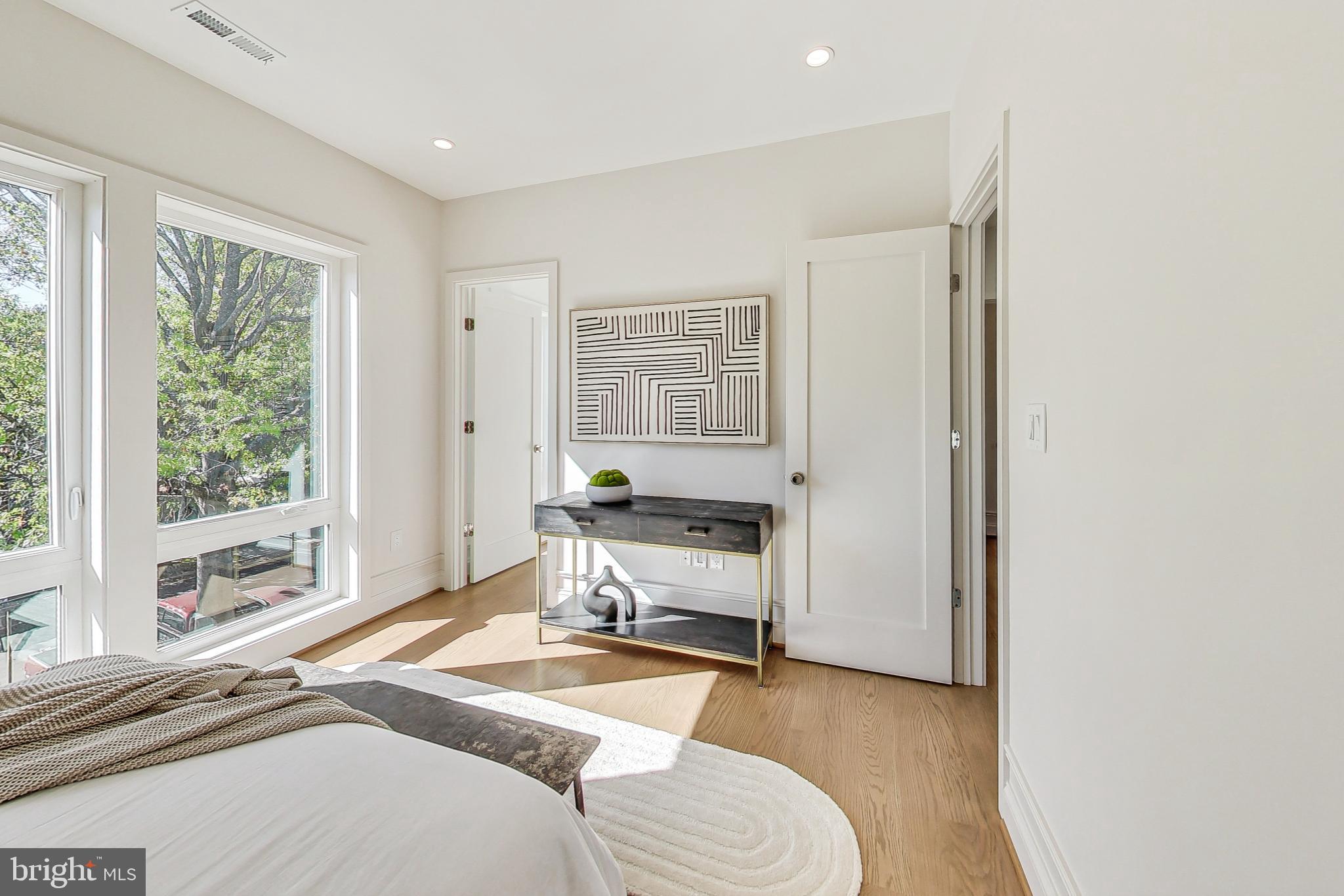 1710 Lawrence NE