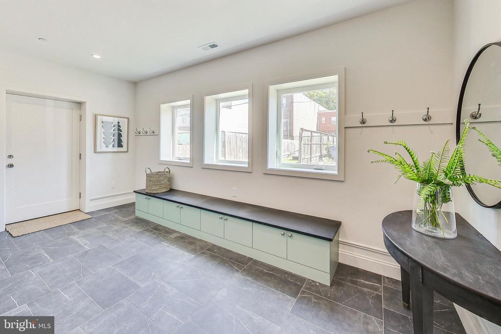 1710 Lawrence NE