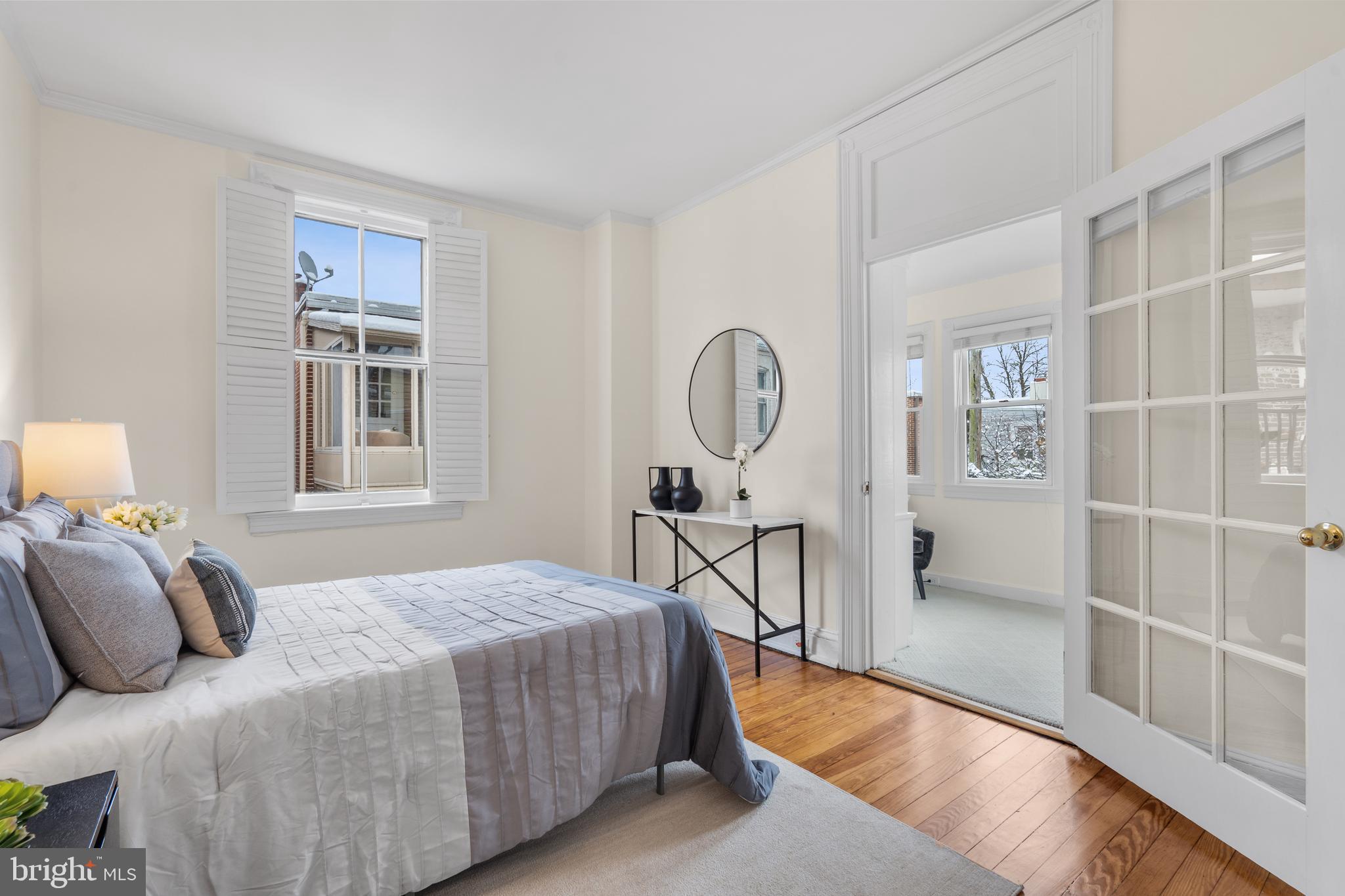153 E St SE