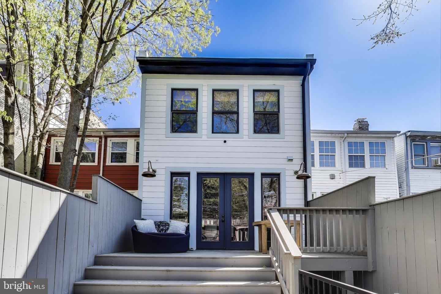1112 E St NE