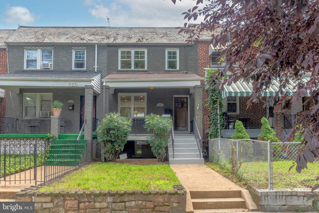 323 18th Pl NE