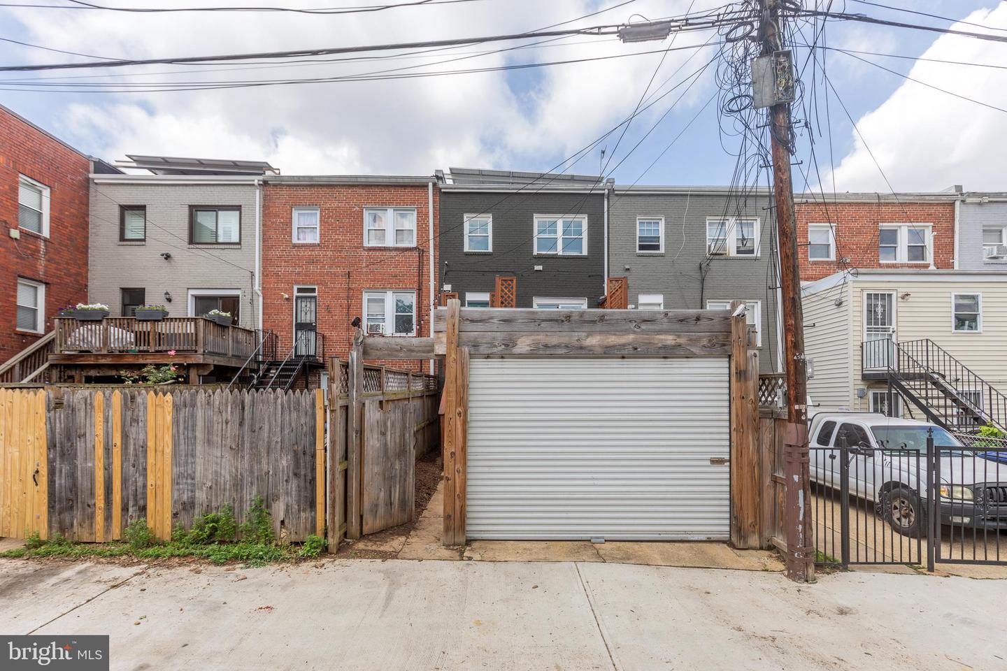 323 18th Pl NE