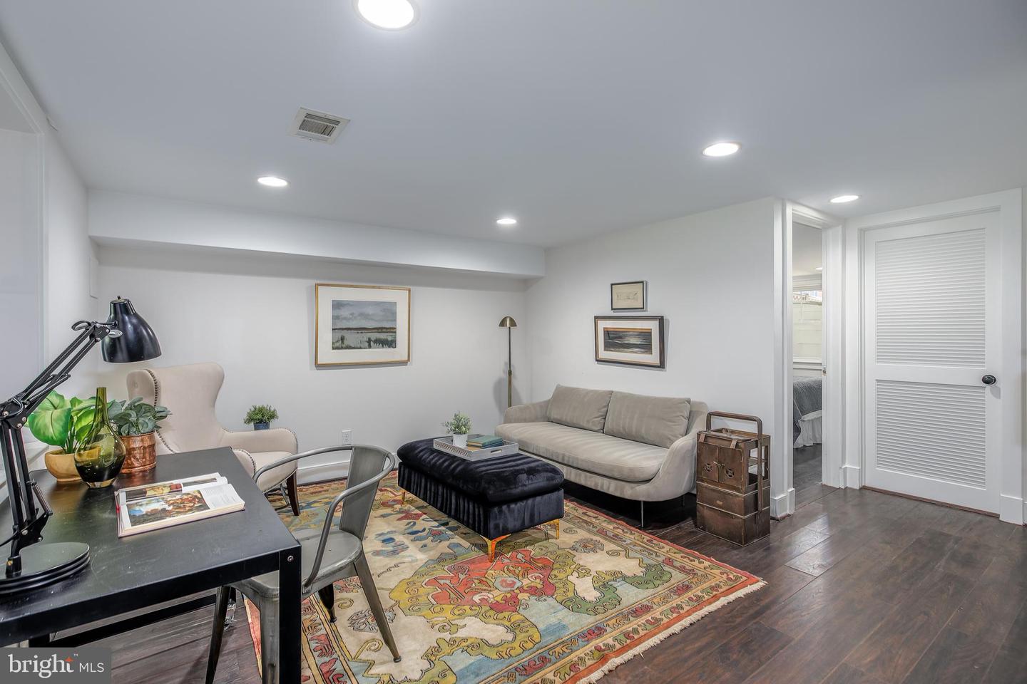 323 18th Pl NE
