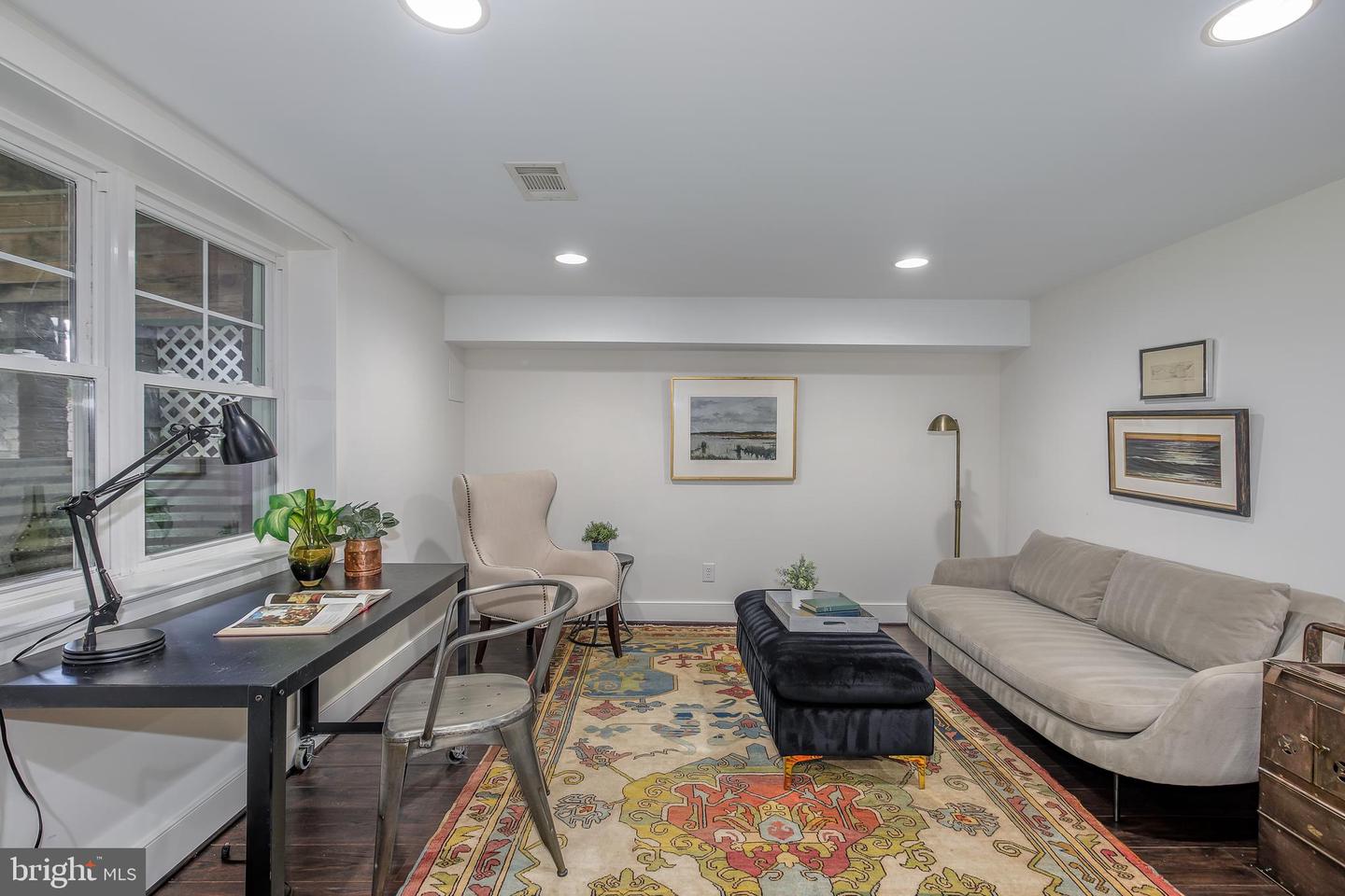323 18th Pl NE