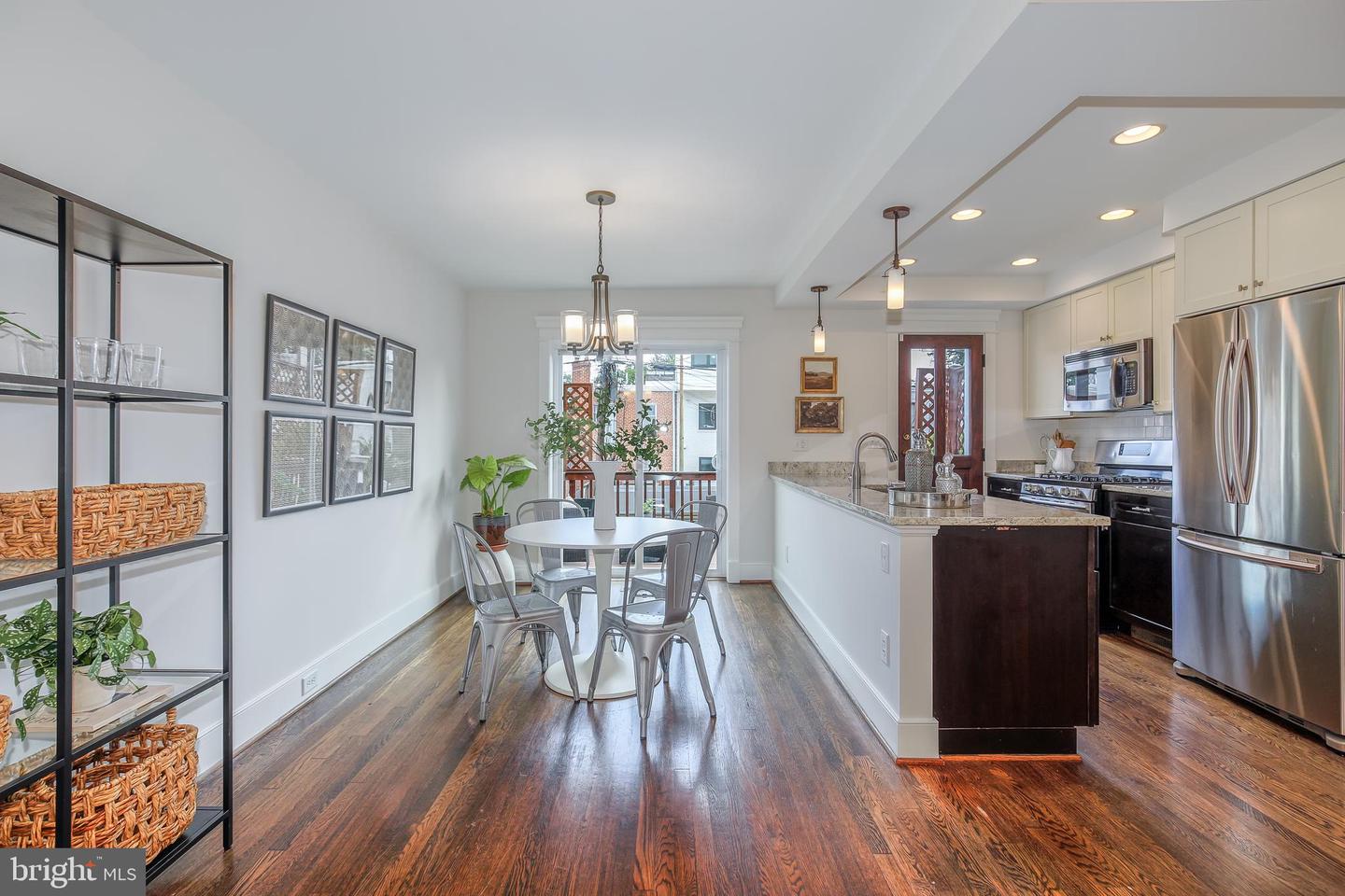 323 18th Pl NE