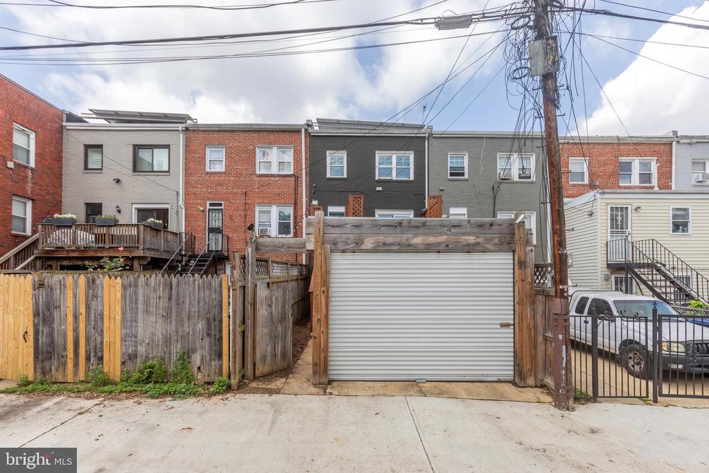 323 18th Pl NE