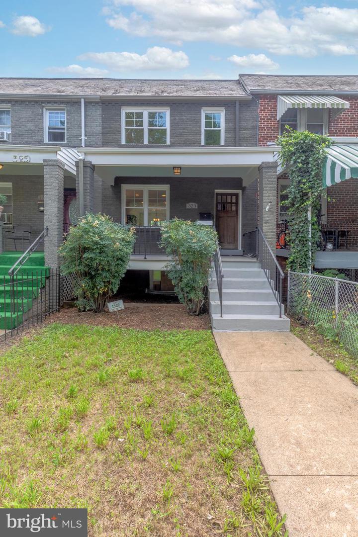 323 18th Pl NE
