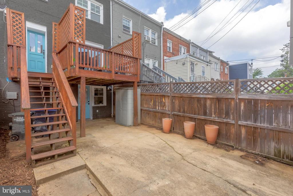 323 18th Pl NE