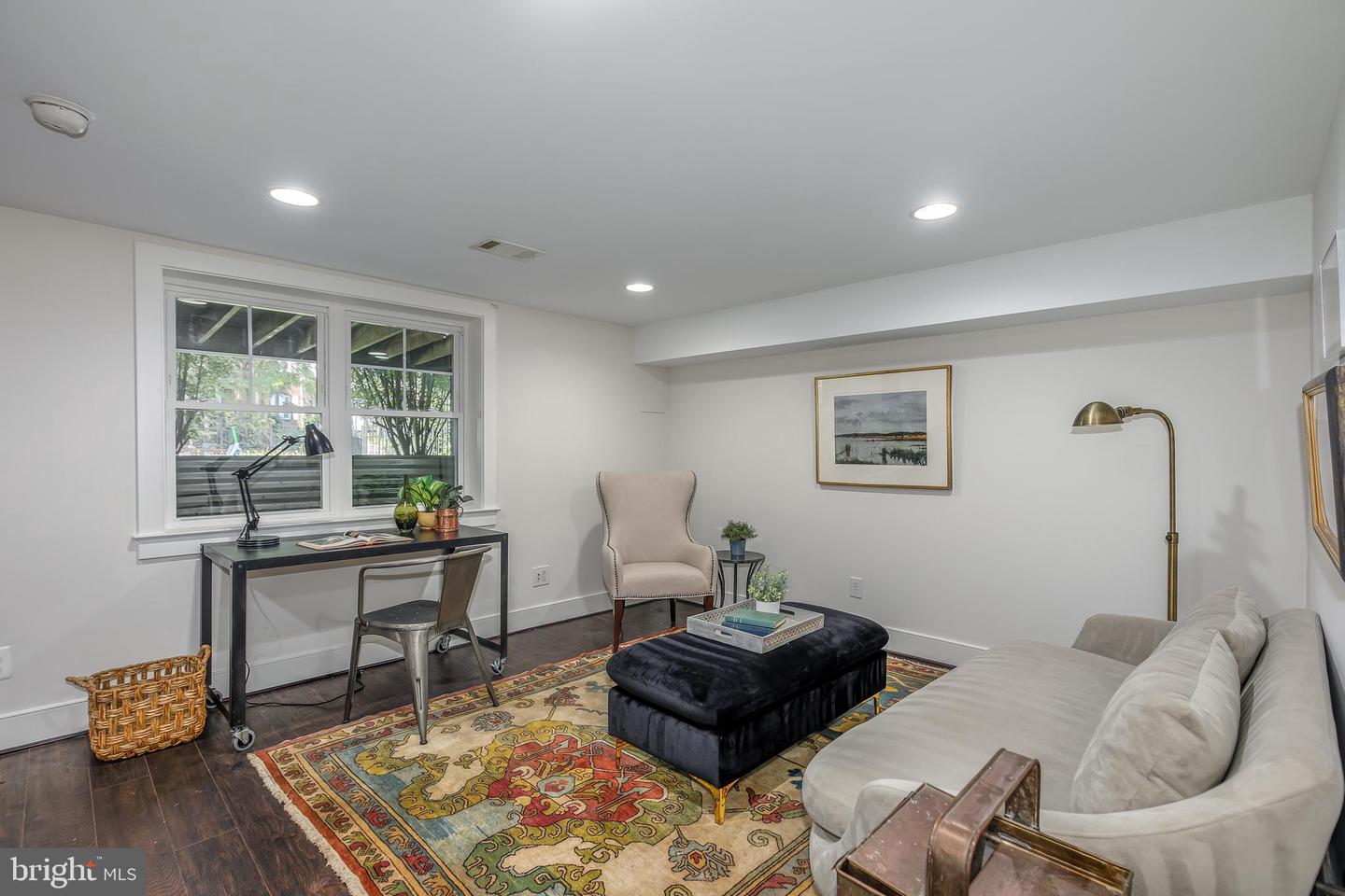 323 18th Pl NE
