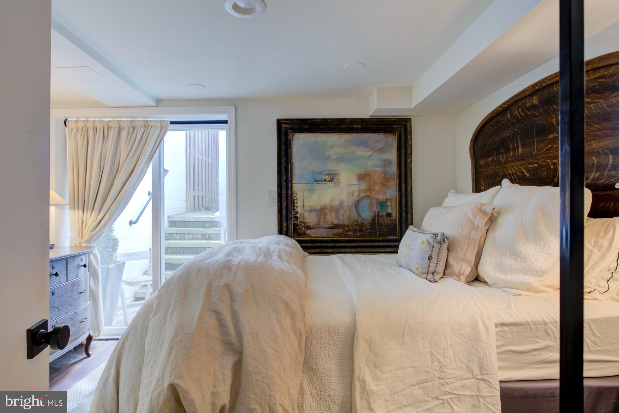 907 EAST CAPITOL STREET SE