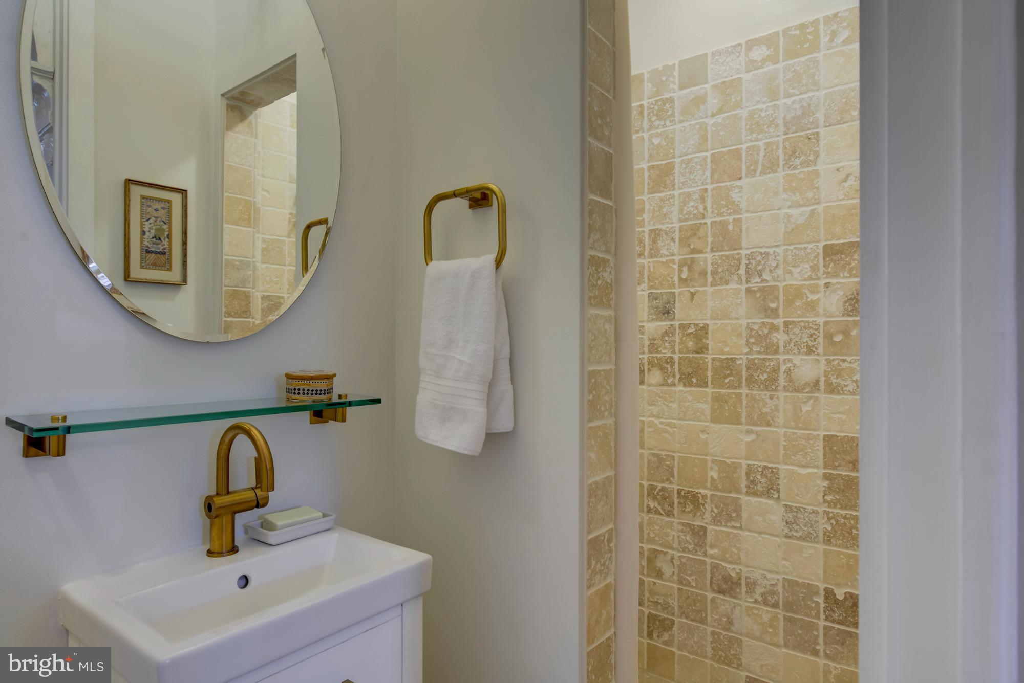 907 EAST CAPITOL STREET SE