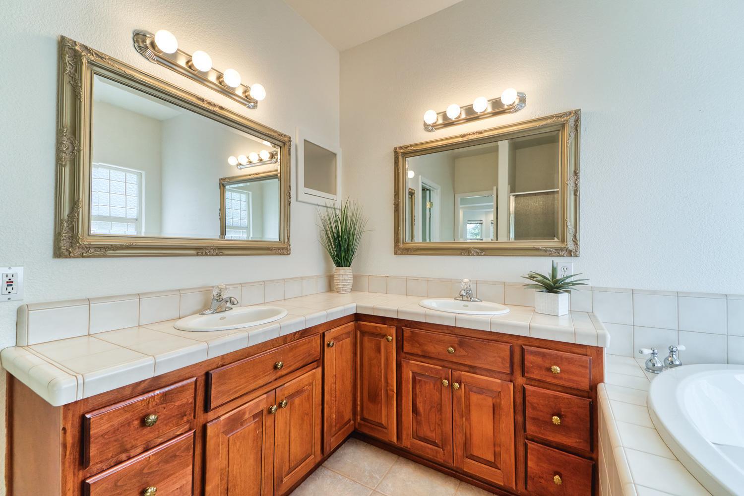 711 Saddleback Drive