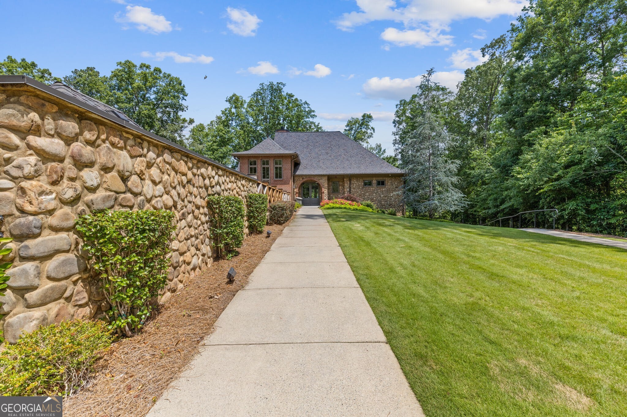 8775 Mica Creek
