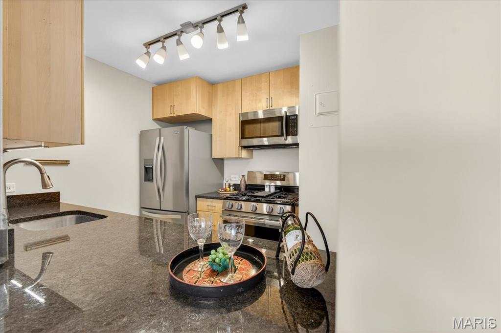 210 N 17th Street Unit: 706