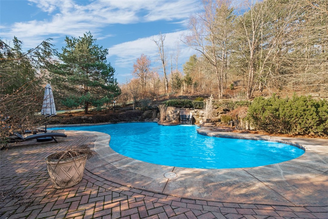 101 Thousand Oaks Dr.