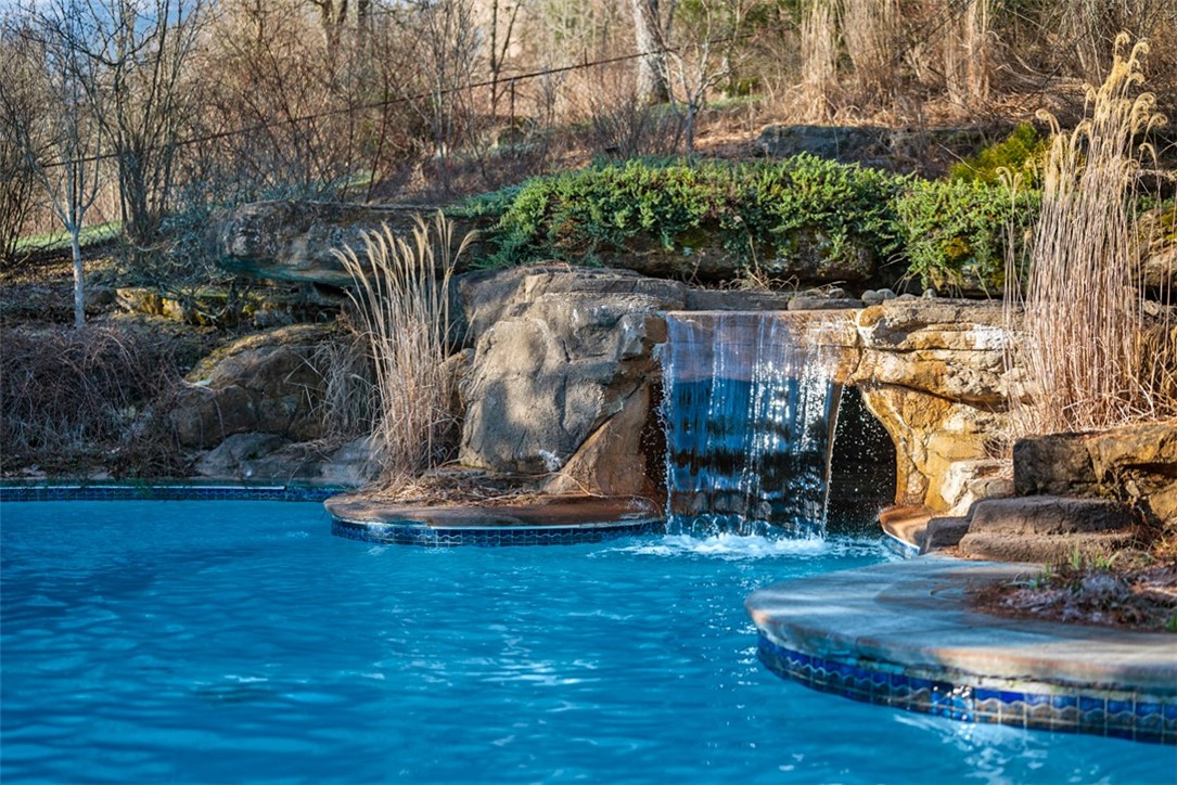 101 Thousand Oaks Dr.