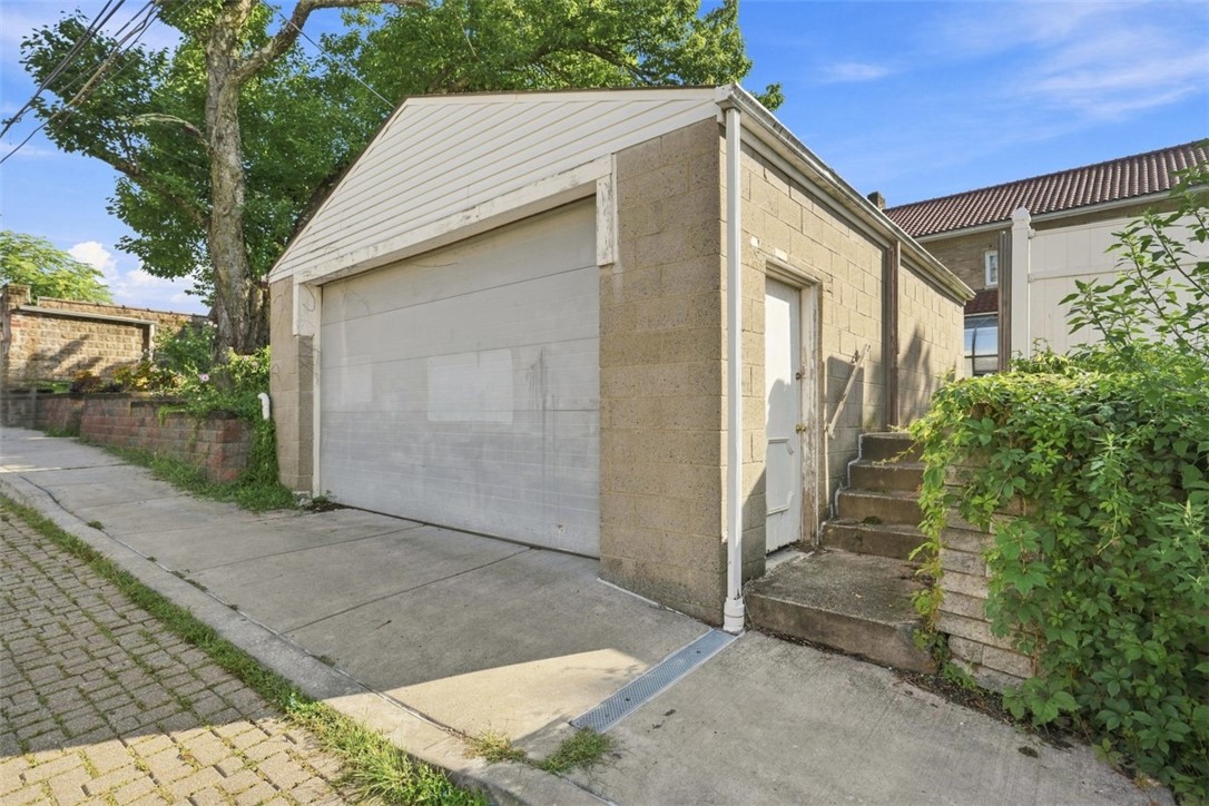 2210 Brownsville Rd