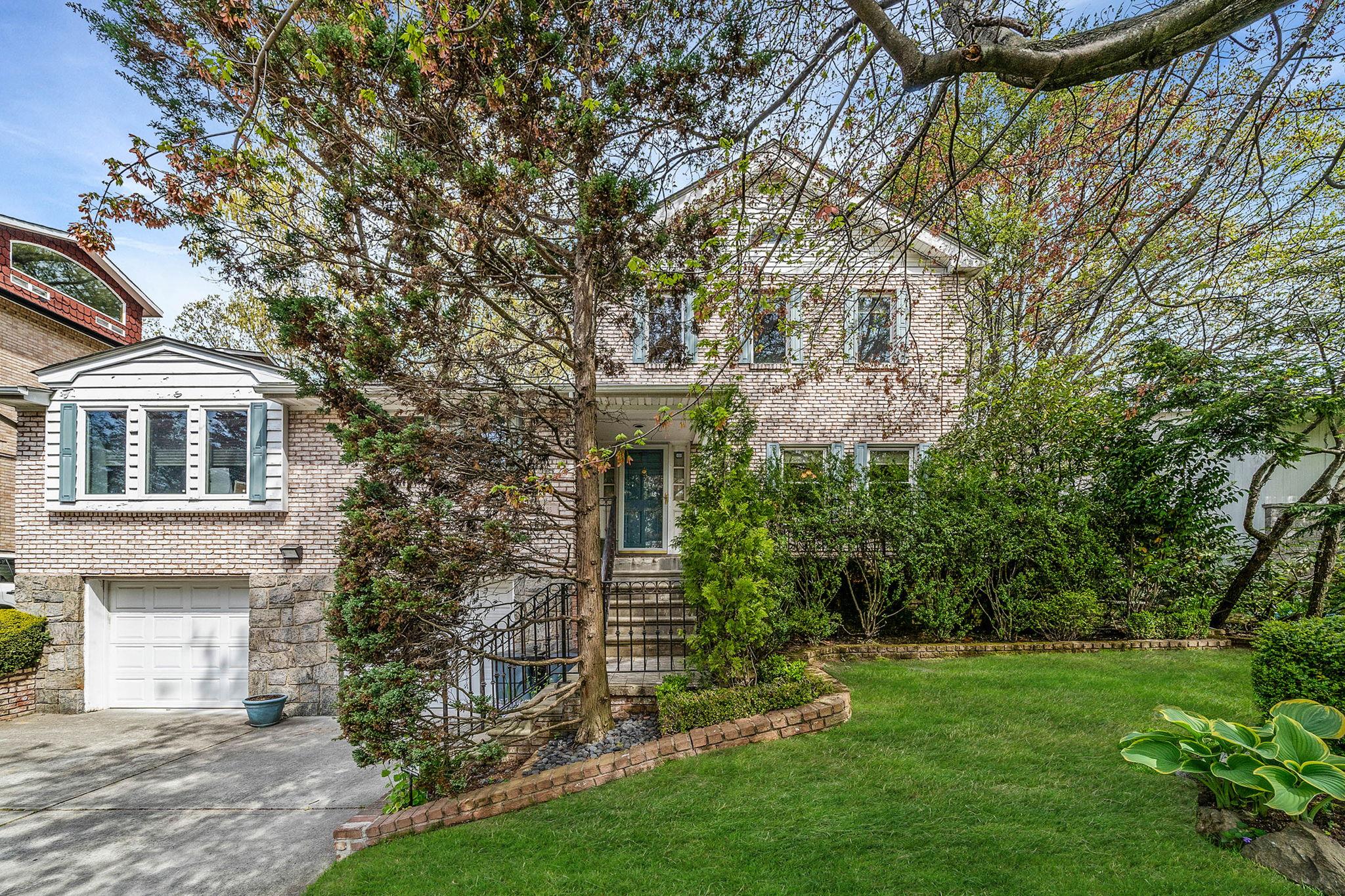 196-25 McLaughlin Avenue