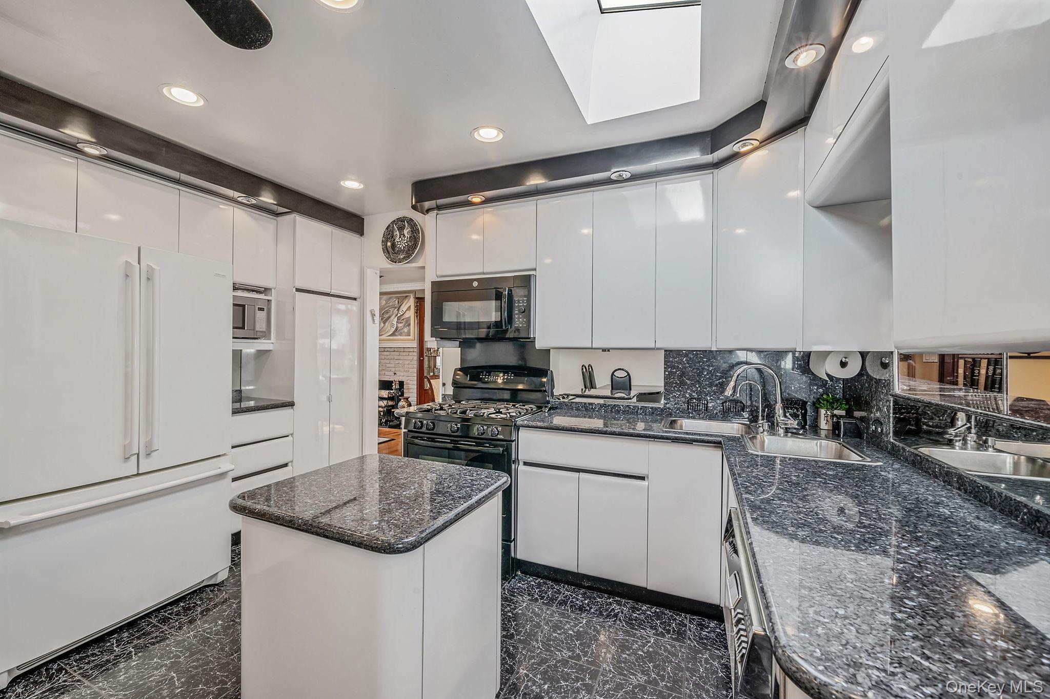 85-26 Palo Alto Street