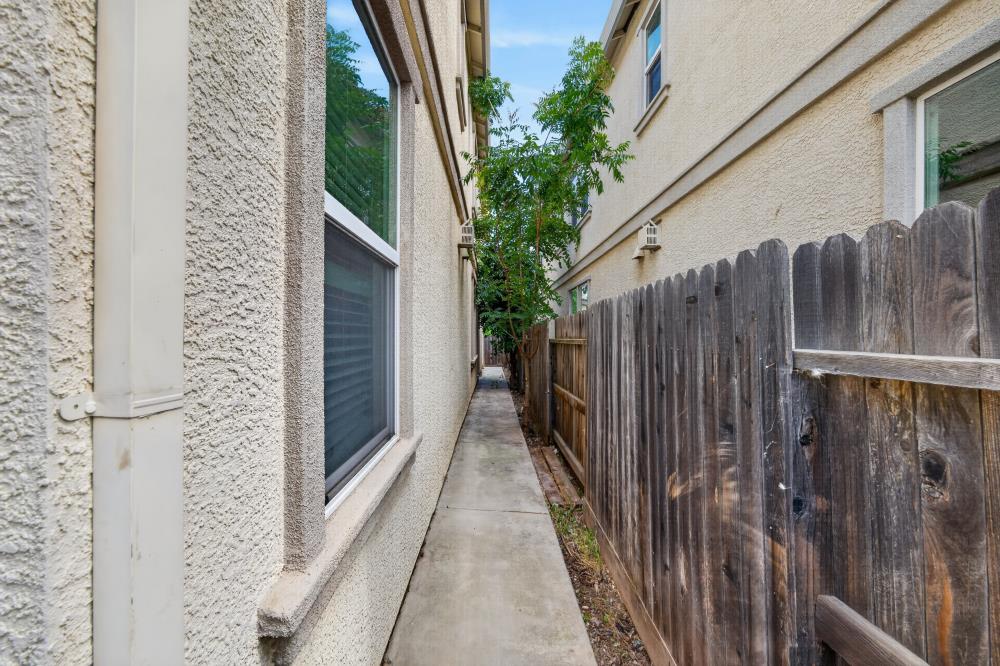 1886 Mammoth Way