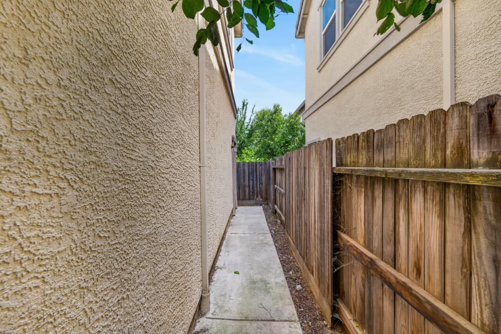 1886 Mammoth Way