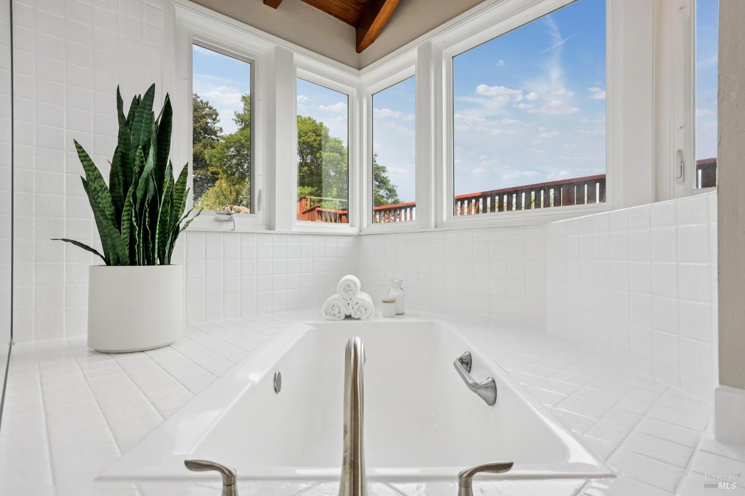 1125 Meadowcrest Drive