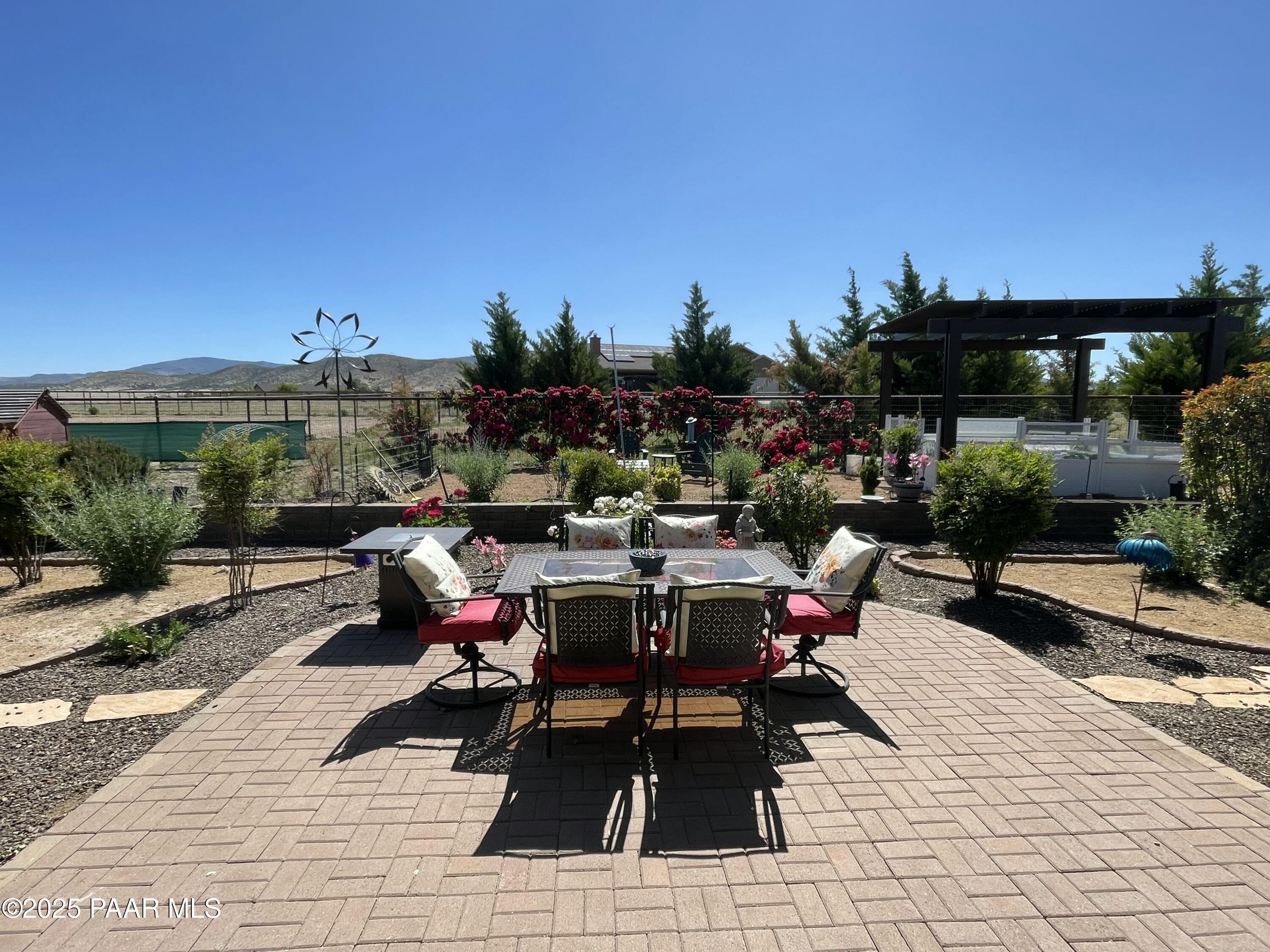 8833 N Grass Valley Lane