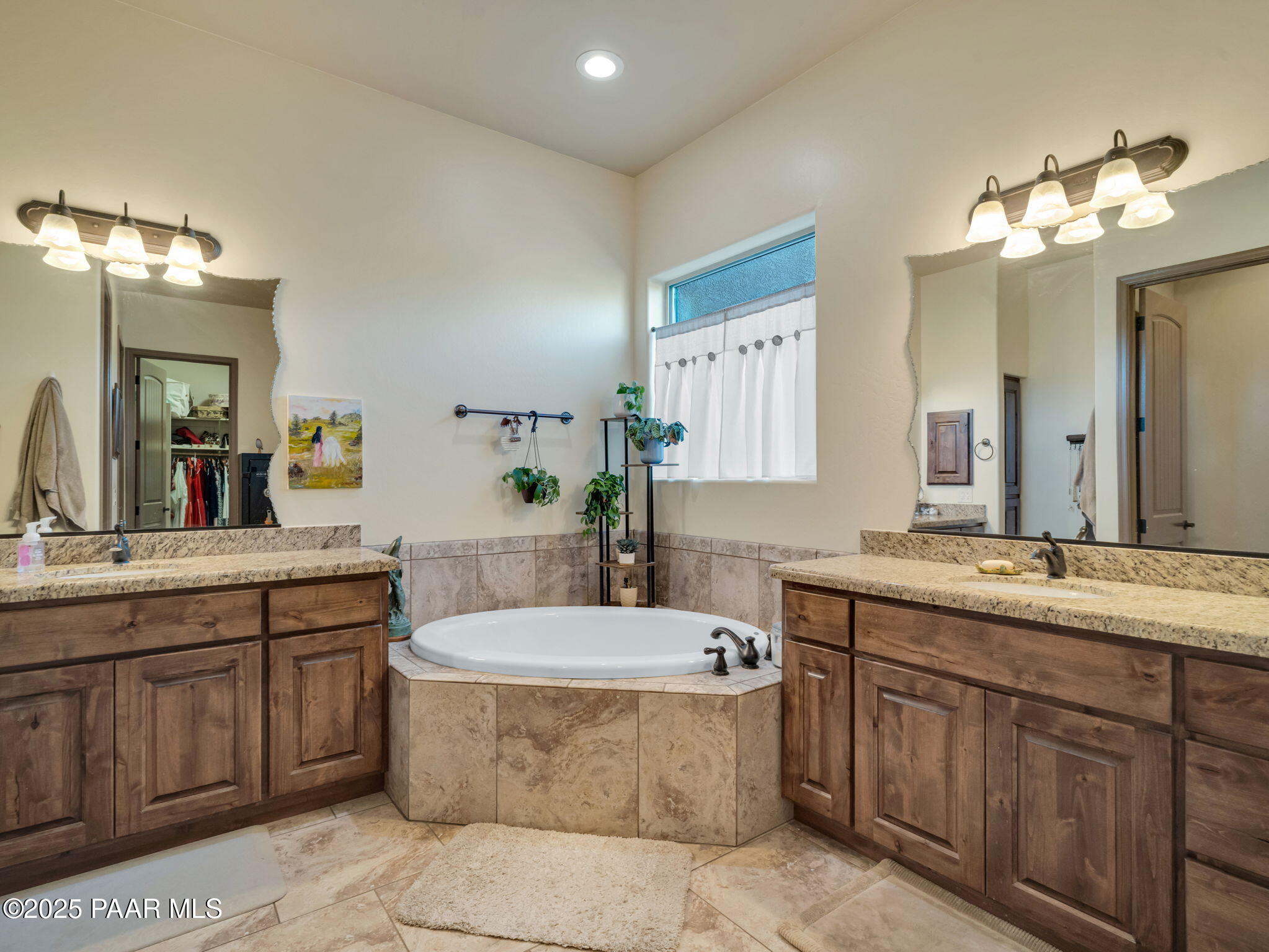 8833 N Grass Valley Lane