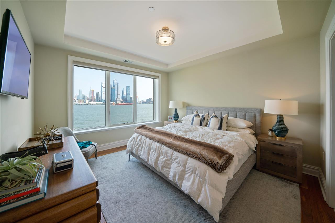 250 HENLEY PL Unit: 301