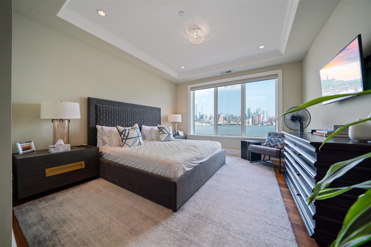 250 HENLEY PL Unit: 301