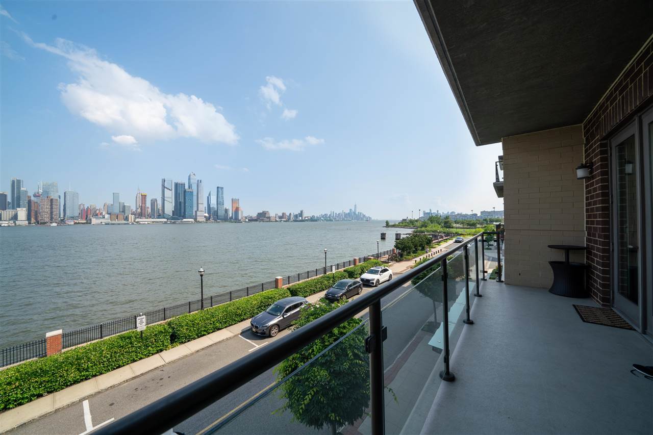 250 HENLEY PL Unit: 301