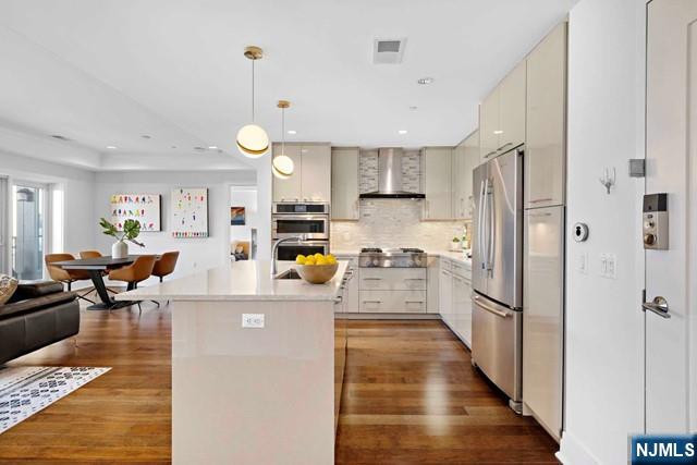 150 Henley Place 302