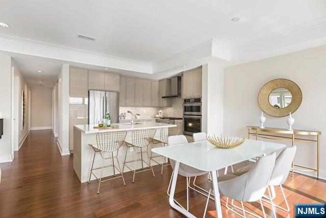 150 Henley Place 201