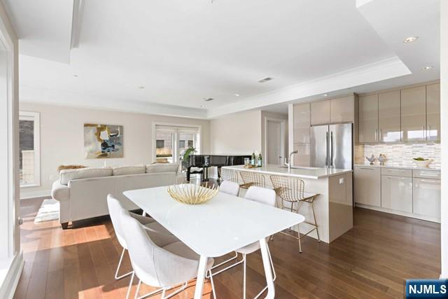 150 Henley Place 201
