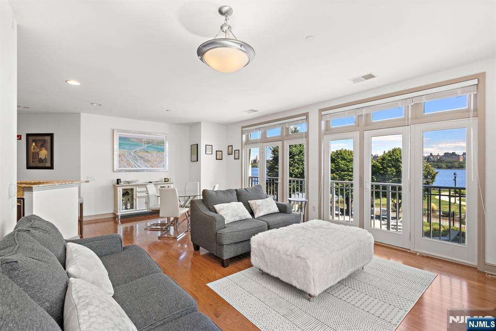 7400 River Road 208